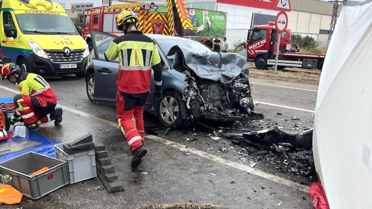 Una fallecida y dos heridos tras chocar un turismo y una furgoneta en Cazalegas (Toledo), accidente de tráfico, choque, colisión,