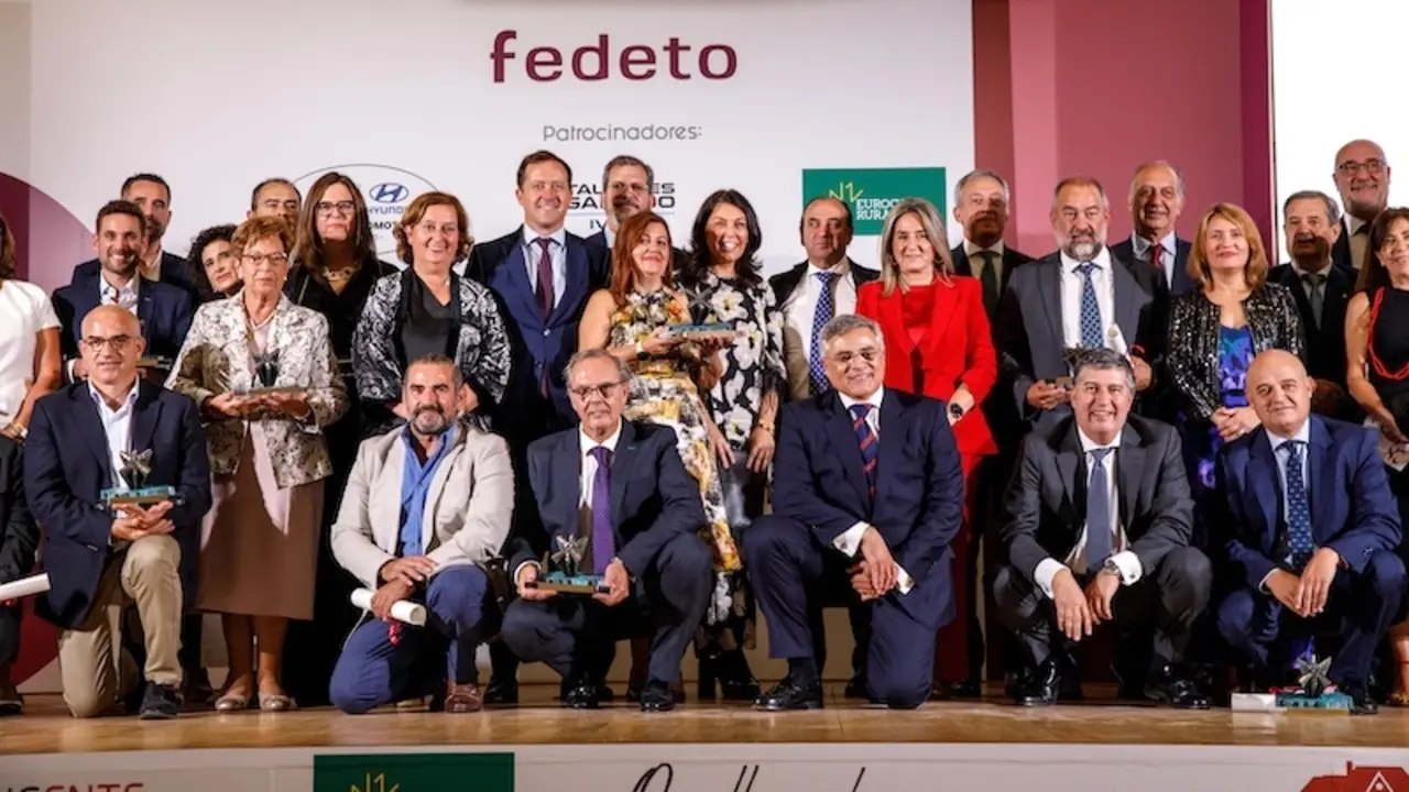 Imagen de familia del acto de entrega de los 28 Galardones Empresariales de Fedeto
