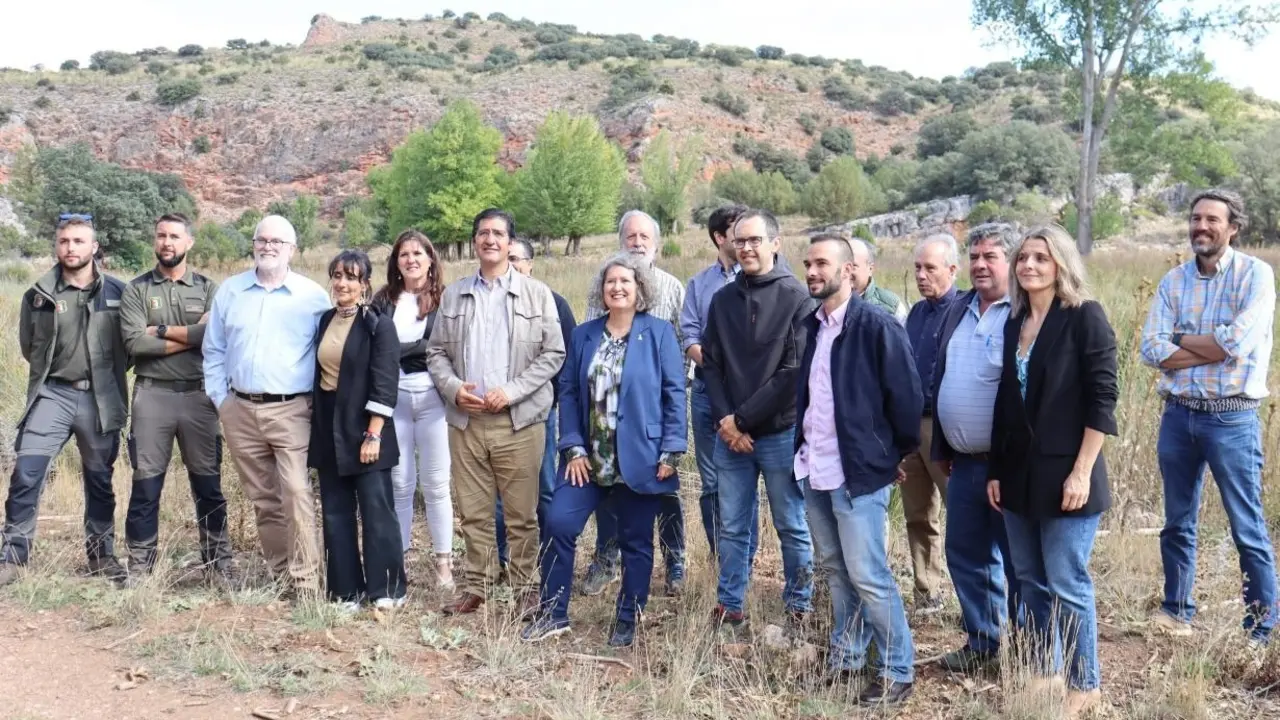 El vicepresidente segundo del Gobierno de Castilla- La Mancha, José Manuel Caballero, y la consejera de Desarrollo Sostenible, Mercedes Gómez, han presentado el proyecto de restauración del valle kárstico de Las Hazadillas en el Parque Natural de Las Lagunas de Ruidera