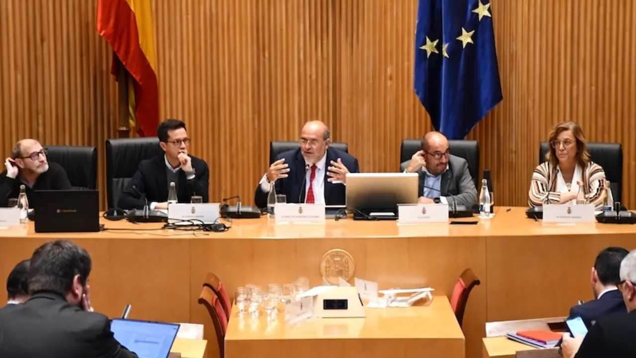 El vicepresidente primero del Gobierno de Castilla-La Mancha, José Luis Martínez Guijarro, interviene, en la Sala Ernest Lluch del Congreso de los Diputados, en la jornada ‘Rural Proofing y Gobernanza local para la Repoblación Rural’
