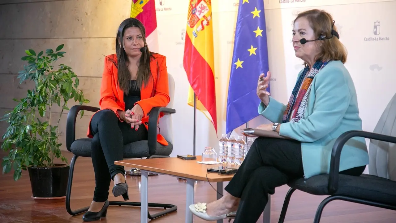 La consejera de Bienestar Social, Bárbara García Torijano, ha participado en el ‘IV Encuentro con Balance’ organizado por el Grupo SENDA, en el salón de actos de la Consejería de Bienestar Social