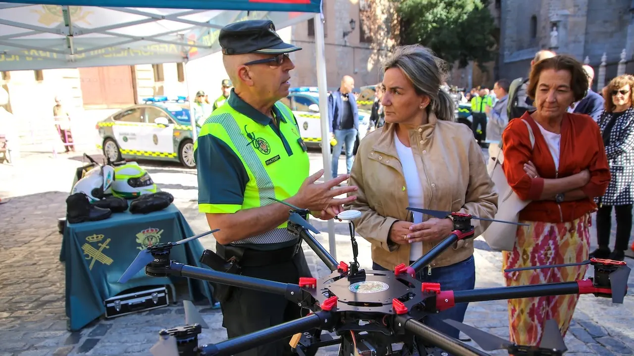 La delegada del Gobierno en Castilla-La Mancha, Milagros Tolón, ha inaugurado en Toledo la exposición homenaje al 65 aniversario de la creación de la Agrupación de Tráfico de la Guardia Civil