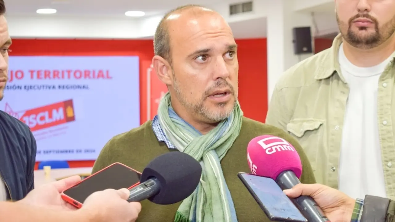 El secretario general del PSOE de Guadalajara, Pablo Bellido, atendiendo a los medios de comunicación este sábado en Guadalajara