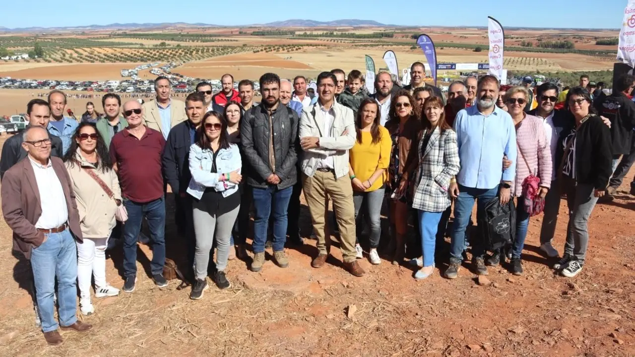 El vicepresidente segundo del Gobierno de Castilla-La Mancha, José Manuel Caballero, ha visitado la prueba del Campeonato del Mundo de Motocross que acoge la localidad de Cózar (Ciudad Real)