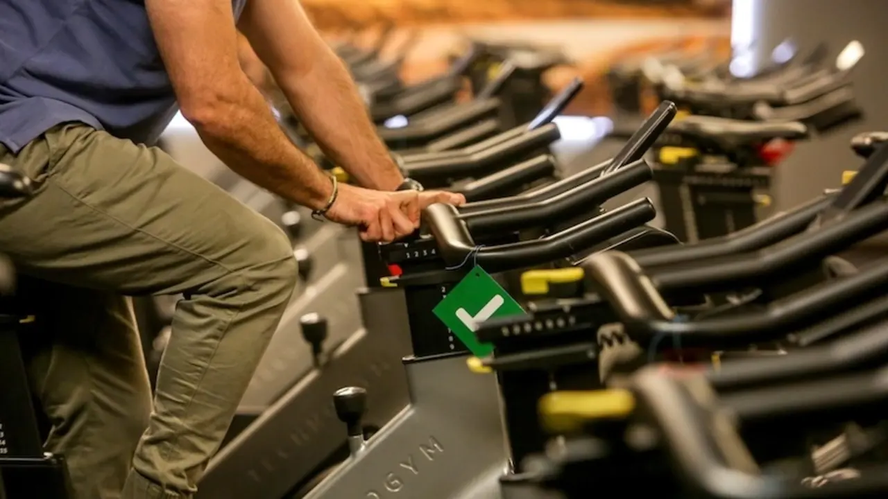 Buscan voluntarios para un programa gratuito de ejercicio para mejorar la salud, bicicleta estática, gimnasio,