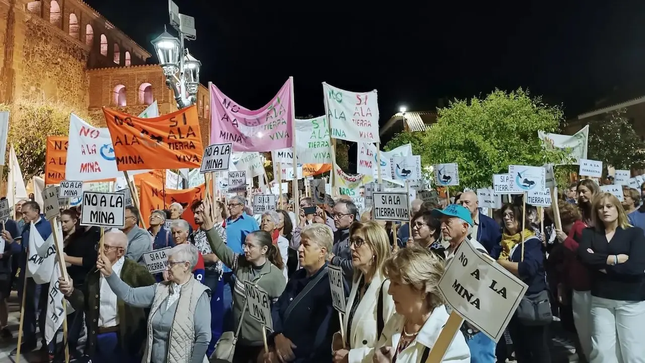 Más de mil personas claman en Torrenueva (Ciudad Real) contra la minería de tierras raras en el Campo de Montiel