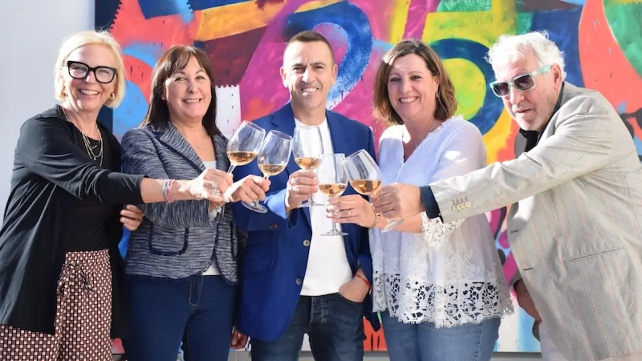 La consejera de Economía, Empresas y Empleo, Patricia Franco, ha asistido a la celebración de la Fiesta de la Vendimia del 25 aniversario de la bodega ‘Más Que Vinos’ en Cabañas de Yepes (Toledo)