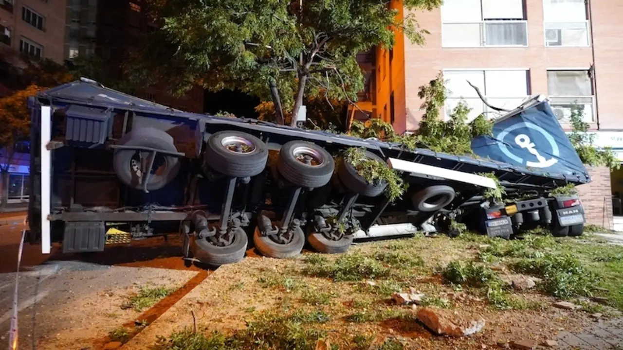 Muere el conductor de un camión en un accidente con siete vehículos implicados