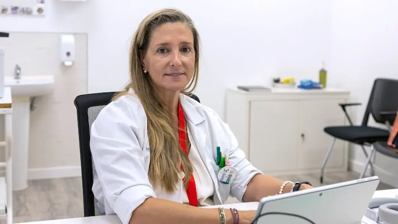 La neumóloga experta en Medicina del Sueño en el Hospital Universitario de Guadalajara, Olga Mediano, afirma que la llegada de fármacos contra la obesidad pueden mejorar la apnea del sueño - EFE/Beatriz Retuerta