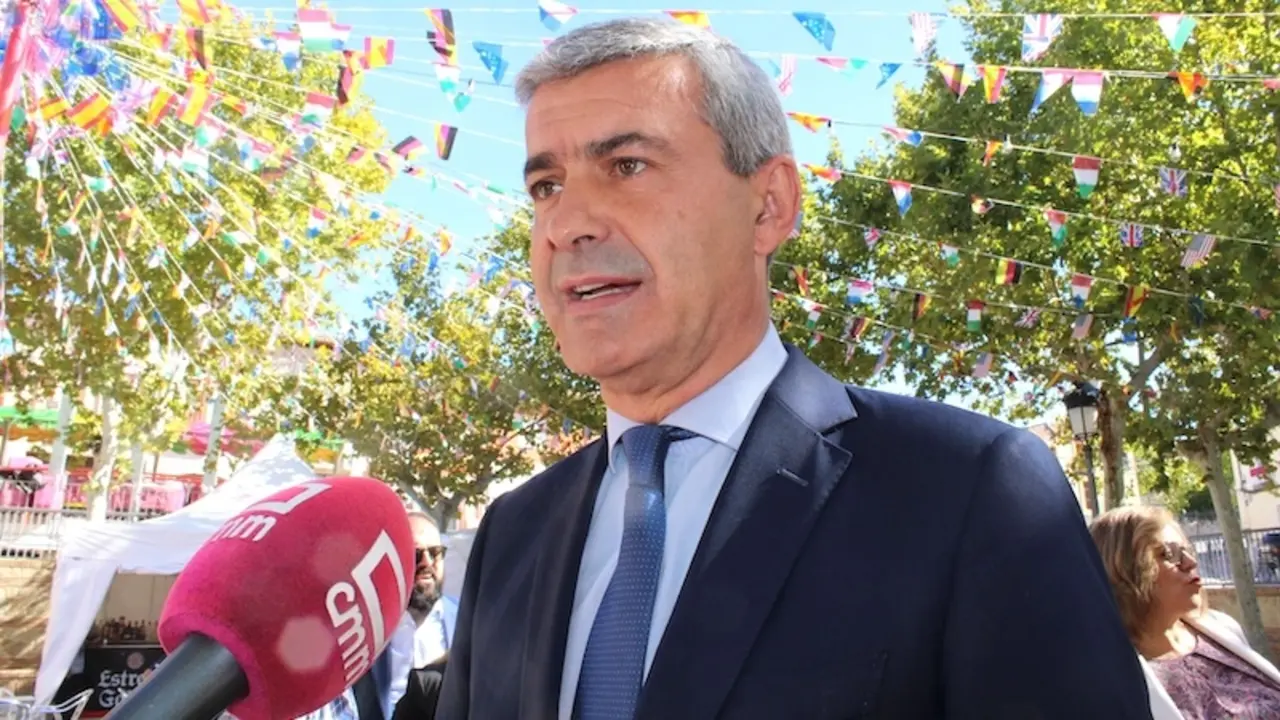 El secretario general del PSOE de la provincia de Toledo, Álvaro Gutiérrez, atendiendo a los medios de comunicación este domingo