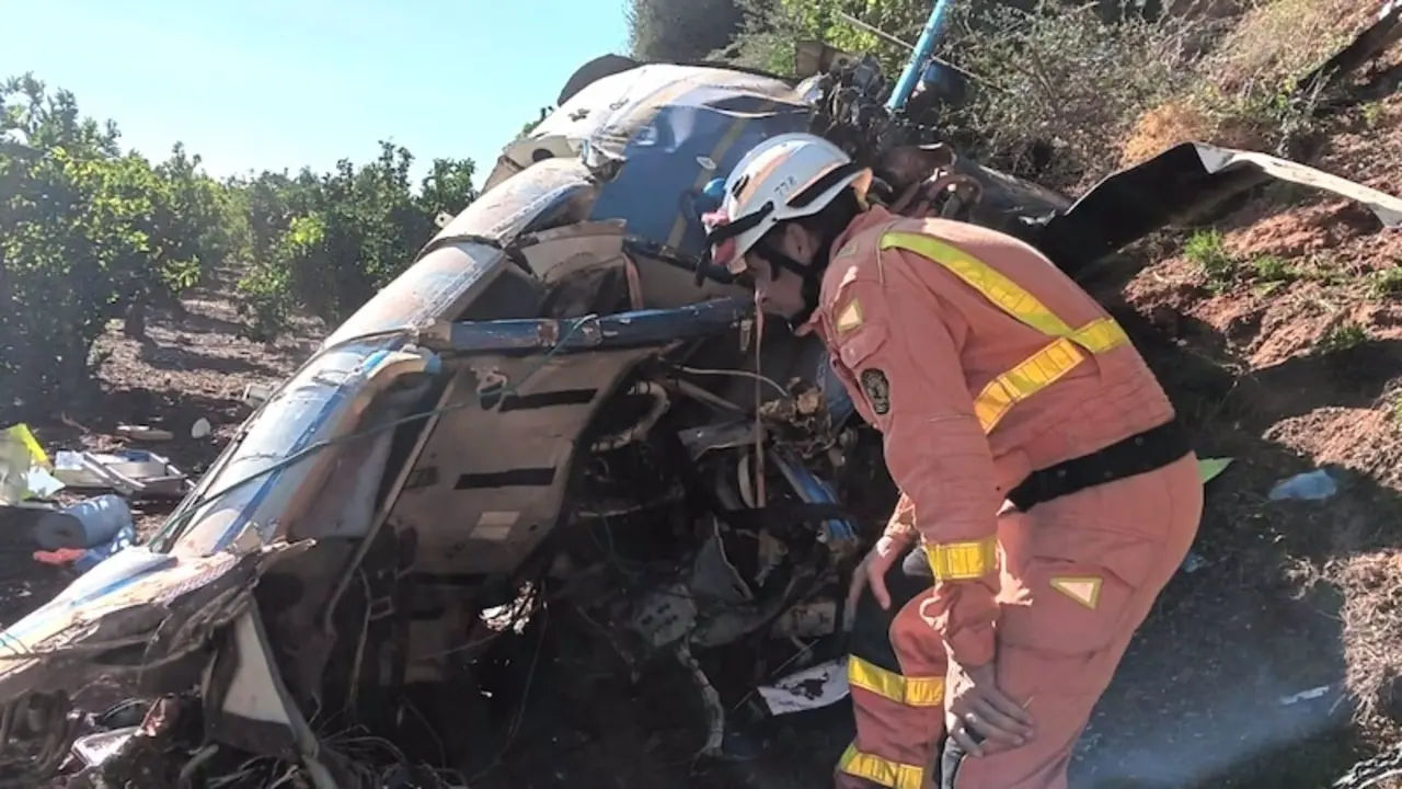 Tres muertos tras colisionar un helicóptero con una línea de alta tensión y caer