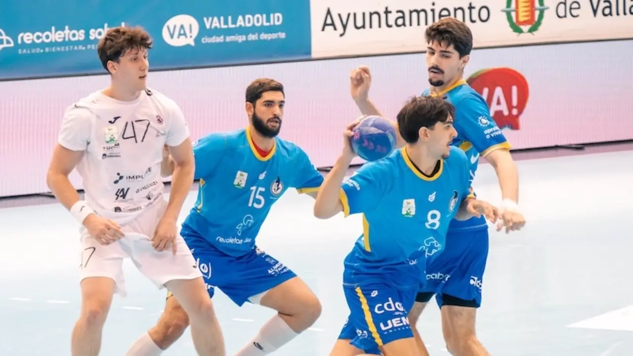 Primer triunfo para el Recoletas, ante un peleón Balonmano Guadalajara (30-26) - Fotografía: Alejandro Nieto
