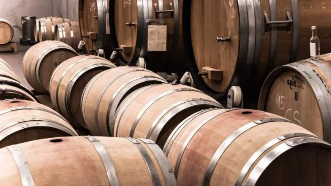 Aparece un hombre muerto dentro de una cuba de vino tras vendimiar en una finca, barricas, bodega