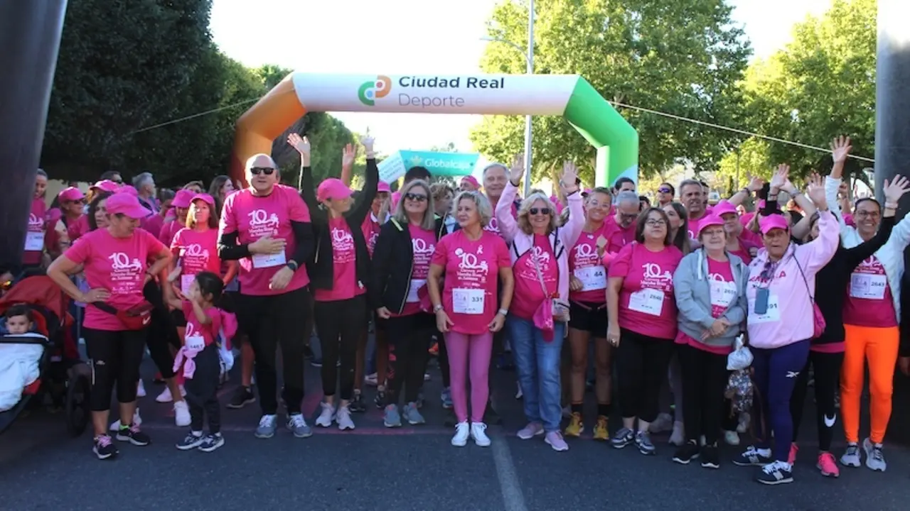 La "marea rosa" vuelve a inundar las calles de Ciudad Real en la X 'Marcha Rosa'