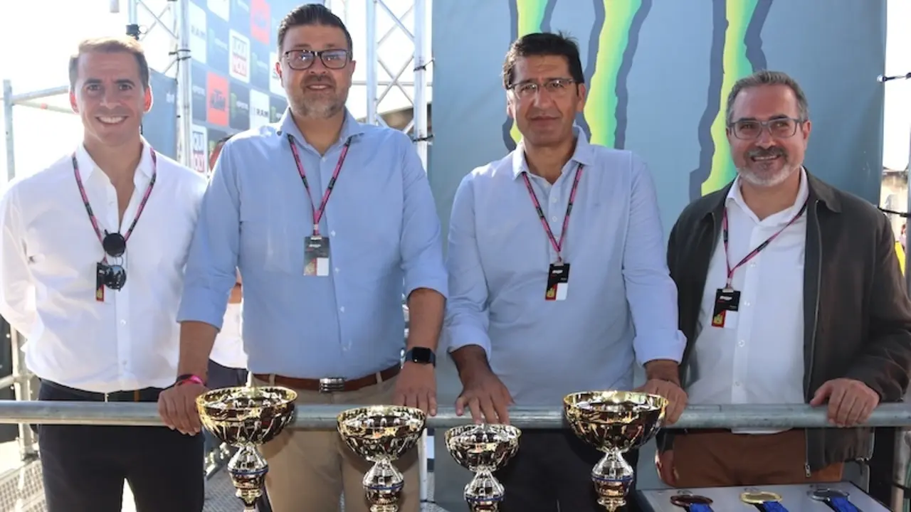 El vicepresidente segundo, José Manuel Caballero, y el consejero de Educación, Cultura y Deportes, Amador Pastor, han asistido a las finales del Campeonato del Mundo de Motocross celebrado en Cózar (Ciudad Real), dentro de la programación como Región Europea del Deporte