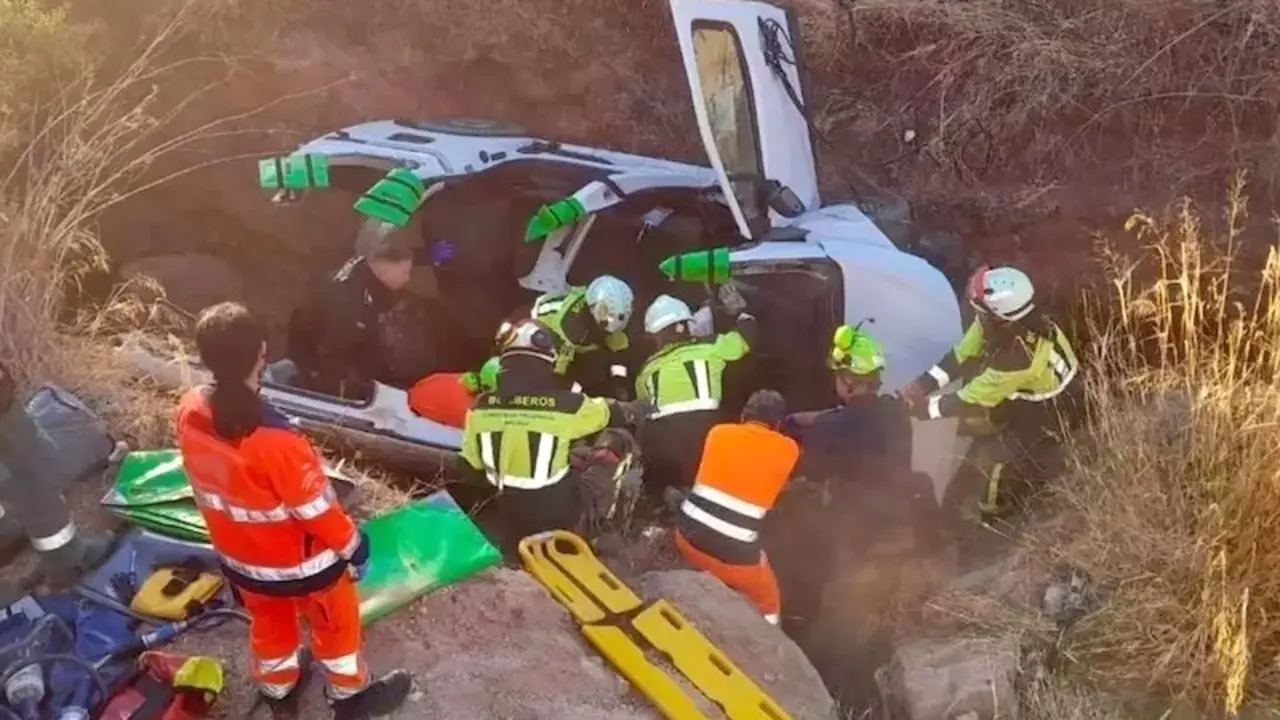 accidente de tráfico, choque, colisión, salida de vía, terraplén, salirse de la vía, volcar, volcado