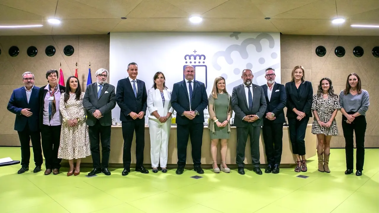El consejero de Agricultura, Ganadería y Desarrollo Rural, Julián Martínez Lizán, y el rector de la Universidad de Castilla-La Mancha, Julián Garde, han firmado el convenio de colaboración para realizar el estudio ‘Diagnóstico de la situación y participación socioeconómica de las mujeres rurales en Castilla-La Mancha’