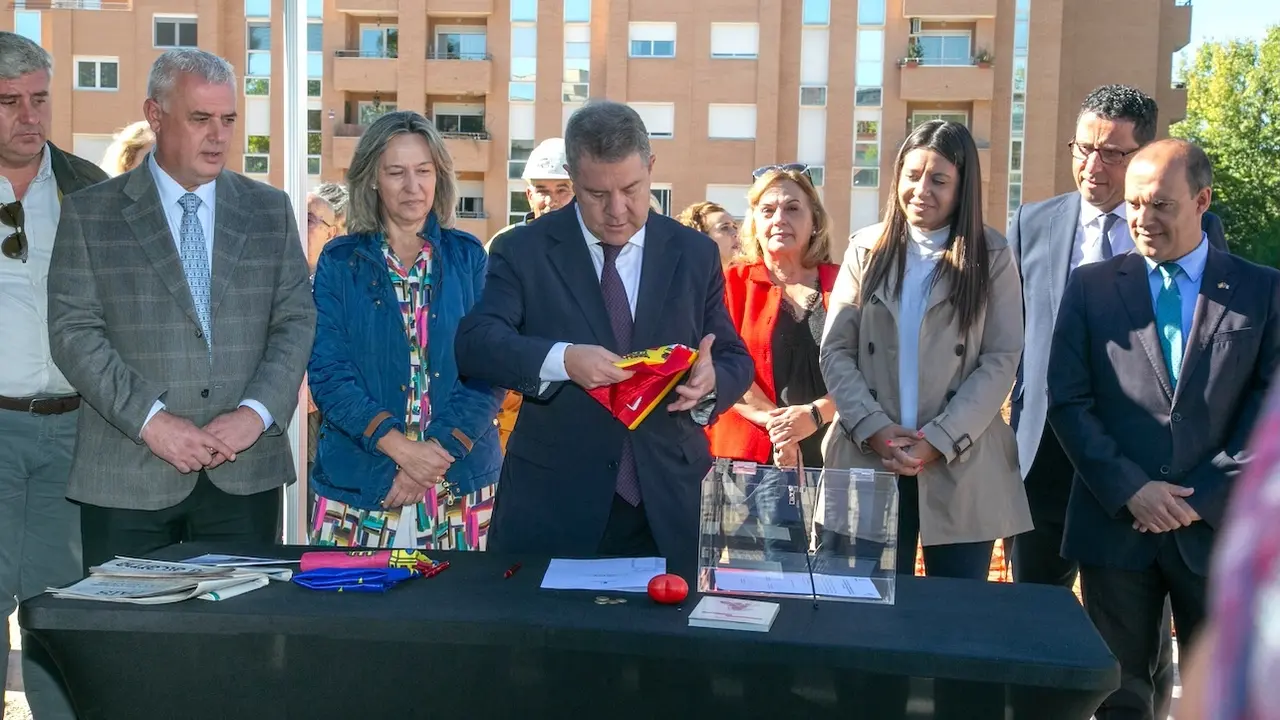 El presidente de Castilla-La Mancha, Emiliano García-Page, ha colocado en Guadalajara la primera piedra del nuevo Centro de Día y de las nuevas viviendas con apoyos para personas con discapacidad