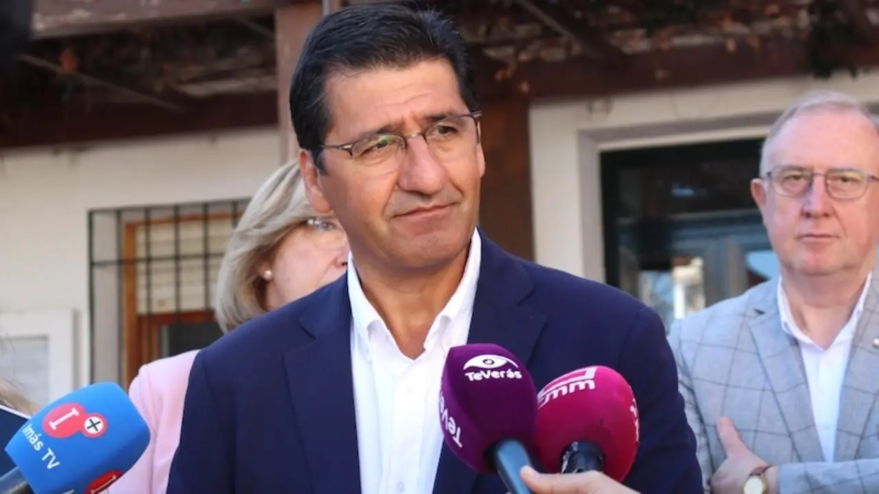 El vicepresidente segundo del Gobierno de Castilla-La Mancha, José Manuel Caballero, atendiendo a los medios de comunicación este lunes en Los Pozuelos (Ciudad Real)