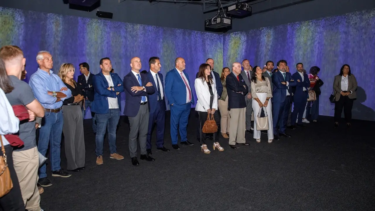 El vicepresidente primero del Gobierno regional, José Luis Martínez Guijarro, y el consejero de Agricultura, Ganadería y Desarrollo Rural, Julián Martínez Lizán, han asistido a la inauguración de la nueva sala inmersiva de ‘Finca La Pontezuela’