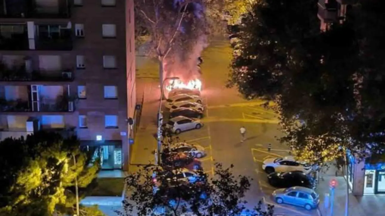 Detenido el joven que atemorizaba a los vecinos quemando sus coches aparcados