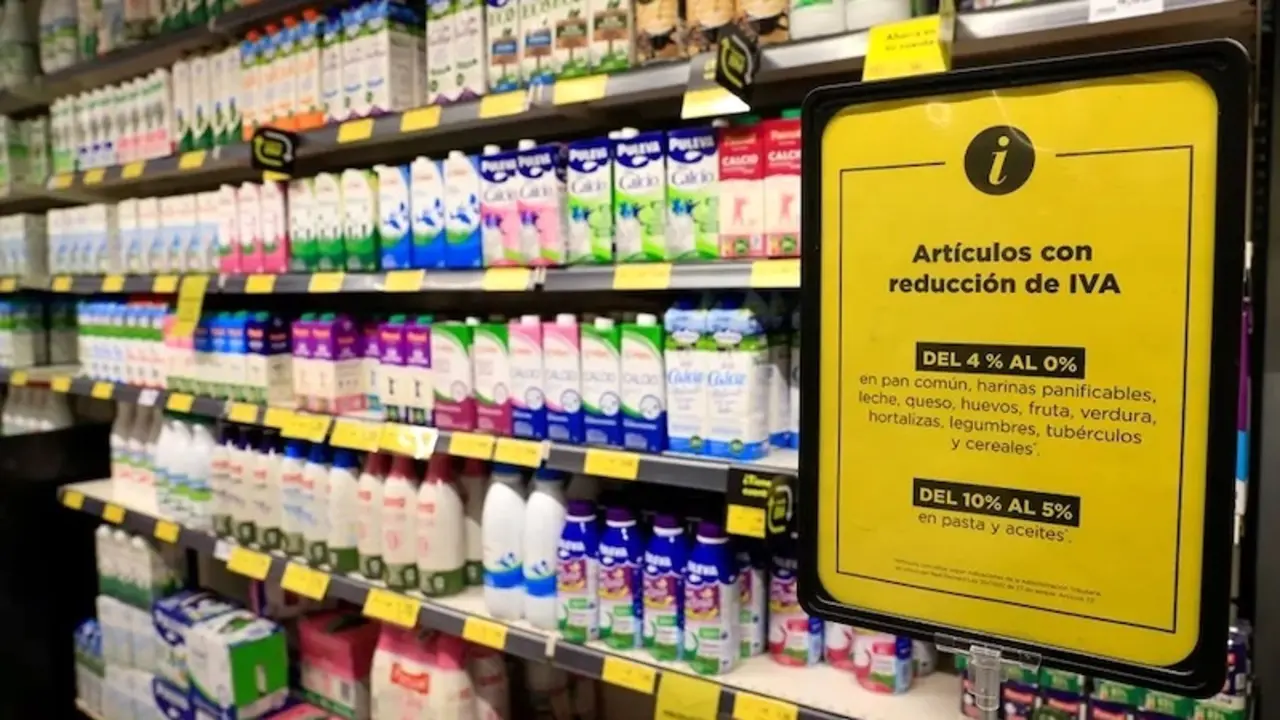 Los españoles vuelven a pagar IVA al comprar alimentos básicos como la leche, pan, huevos, frutas y aceite de oliva