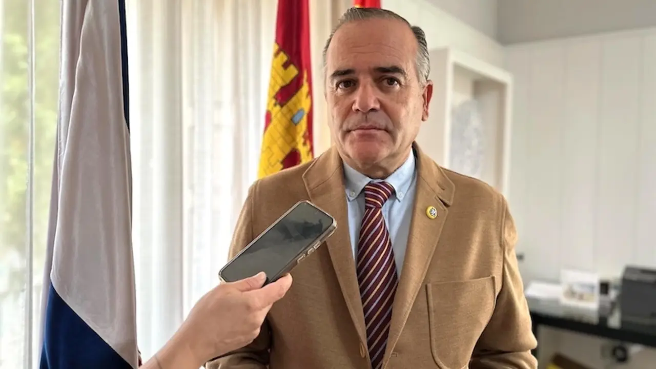 El alcalde de Talavera de la Reina (Toledo), José Julián Gregorio, atendiendo a los medios de comunicación este martes