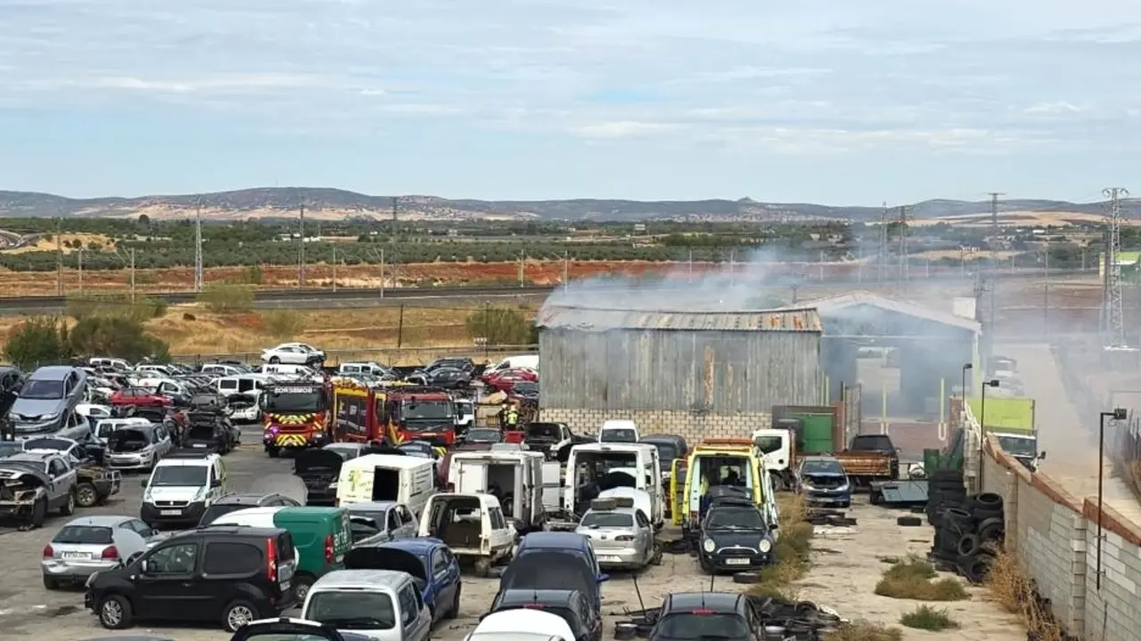 Extinguido un incendio declarado en un desguace de Argamasilla de Calatrava (Ciudad Real) - Fotografía: CMM