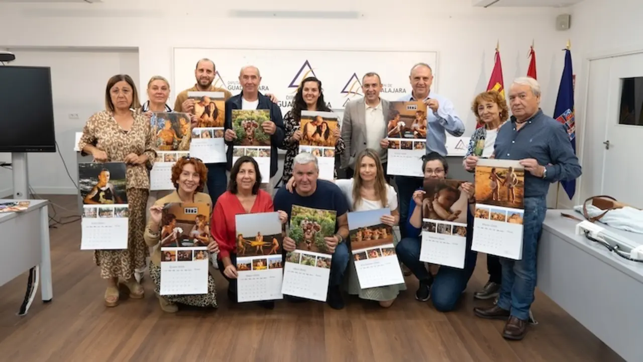 Puebla de Valles se desnuda en un calendario solidario por Álvaro y la enfermedad Niemann-Pick