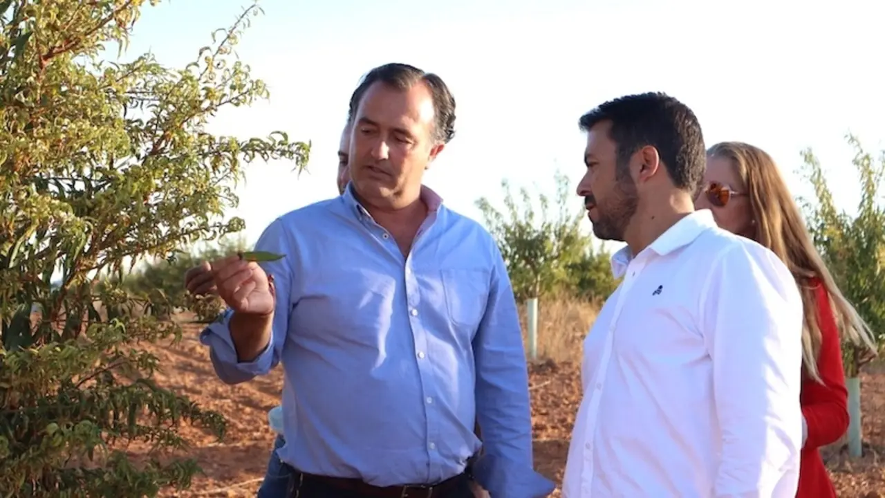 El presidente del Grupo Parlamentario Vox en las Cortes de Castilla-La Mancha, David Moreno, junto al portavoz Iván Sánchez, en su visita a una explotación de almendros de Cuenca
