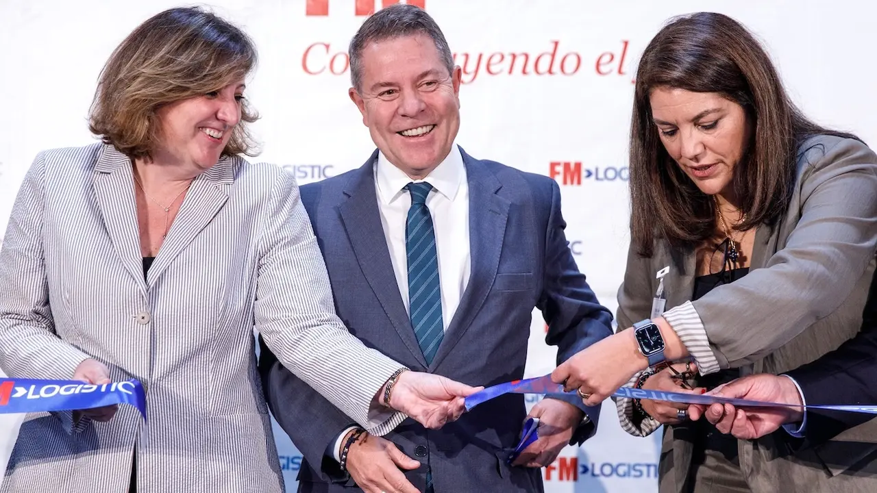 El presidente de Castilla-La Mancha, Emiliano García-Page, en su visita a la ampliación de la empresa FM Logistic en Illescas (Toledo)