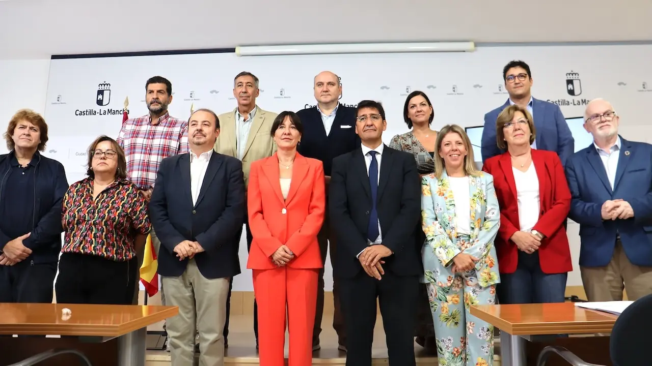 El vicepresidente segundo del Gobierno de Castilla-La Mancha, José Manuel Caballero, ha mantenido una reunión de trabajo con la delegada de la Junta en la provincia de Ciudad Real, Blanca Fernández, y con los delegados y delegadas provinciales de las distintas consejerías