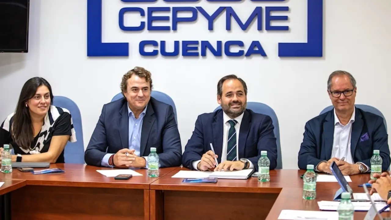 El presidente del PP de Castilla-La Mancha, Paco Núñez, durante la reunión que ha mantenido con los responsables de la patronal conquense en Cuenca