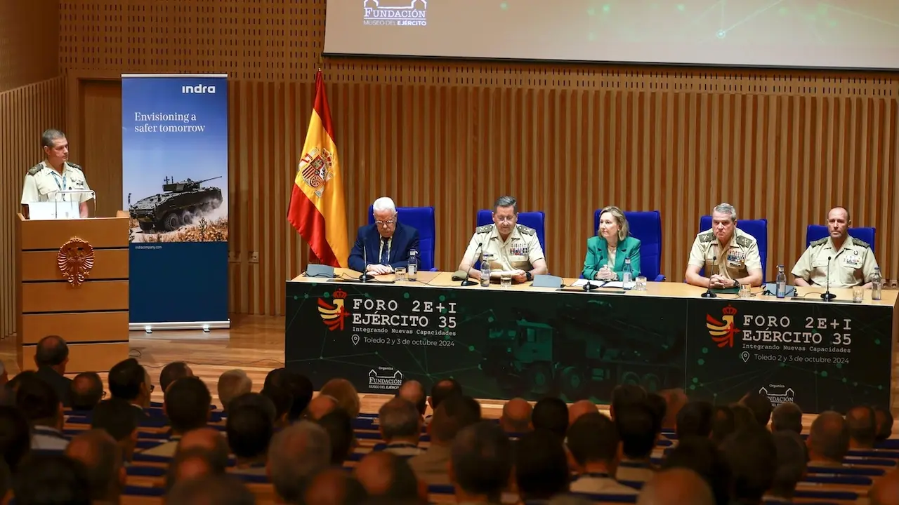La secretaria de Estado de Defensa (SEDEF), María Amparo Valcarce García (c), y el Jefe de Estado Mayor de Ejército (JEME), general de Ejército Amador Enseñat y Berea (2i), inauguran el VII Foro Ejército-Empresas este miércoles en el Museo del Ejército en Toledo - EFE/Ismael Herrero