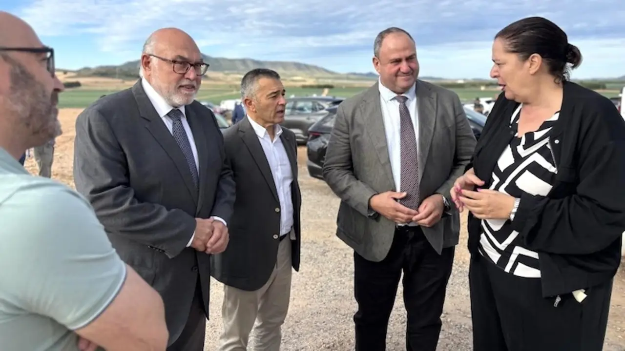 El consejero de Agricultura, Julián Martínez Lizán, la secretaria de Estado de Agricultura y Alimentación, Begoña García Bernal, y el presidente de la Sociedad Estatal de Infraestructuras Agrarias (Seiasa), Francisco Mulero, visitan las obras de la modernización de los regadíos de Abenuj y Las Colleras