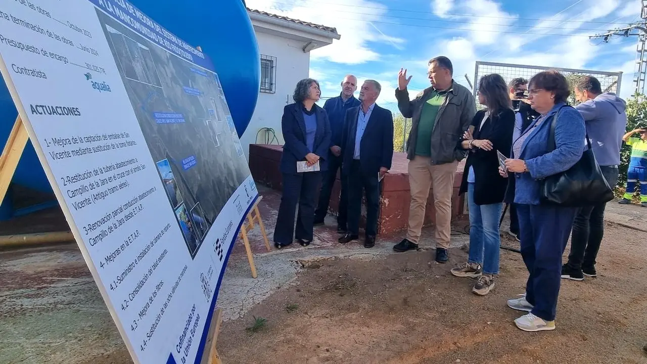 La consejera de Desarrollo Sostenible de Castilla-La Mancha, Mercedes Gómez, durante la visita que ha realizado a las obras del sistema de abastecimiento de la Mancomunidad de Río Frío