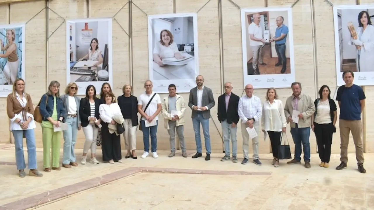 La Diputación de Albacete ‘presume’ del patrimonio documental y de los archiveros y archiveras de la provincia en dos exposiciones que lucen en su fachada y en su hall