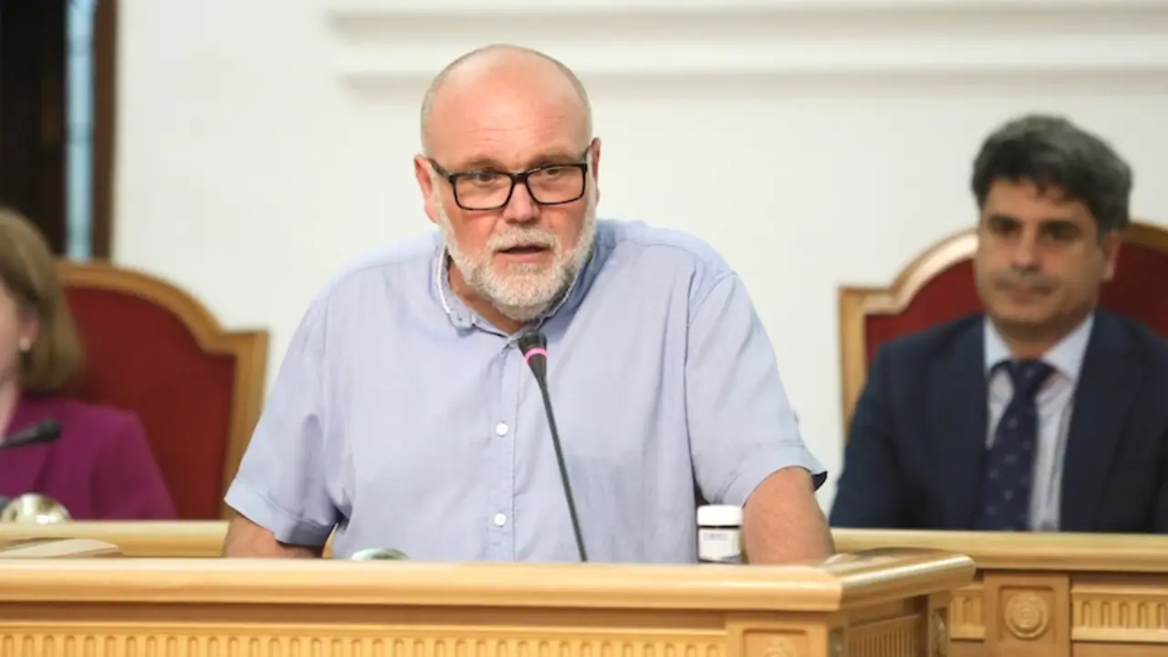 El concejal de Izquierda Unida-Podemos en el Ayuntamiento de Toledo, Txema Fernández, durante su intervención en el Debate sobre el Estado del Municipio