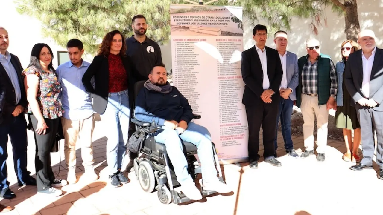El vicepresidente segundo del Gobierno de Castilla-La Mancha, José Manuel Caballero, visita los trabajos de exhumación de fosas del proyecto de Memoria Democrática en el cementerio de La Roda