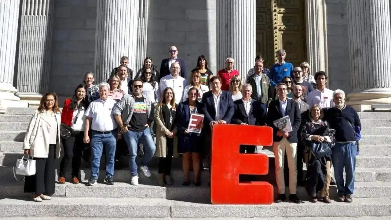 El portavoz de Teruel Existe e integrante de los Partidos de la España Vaciada, Tomás Guitarte (centro) junto con otros miembros del partido tras la rueda de prensa celebrada este jueves en el Congreso titulada "plan de financiación solidaria" - EFE/Fernando Alvarado