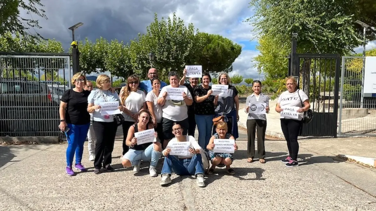 Trabajadores de residencias de Mensajeros de la Paz protestan por los impagos