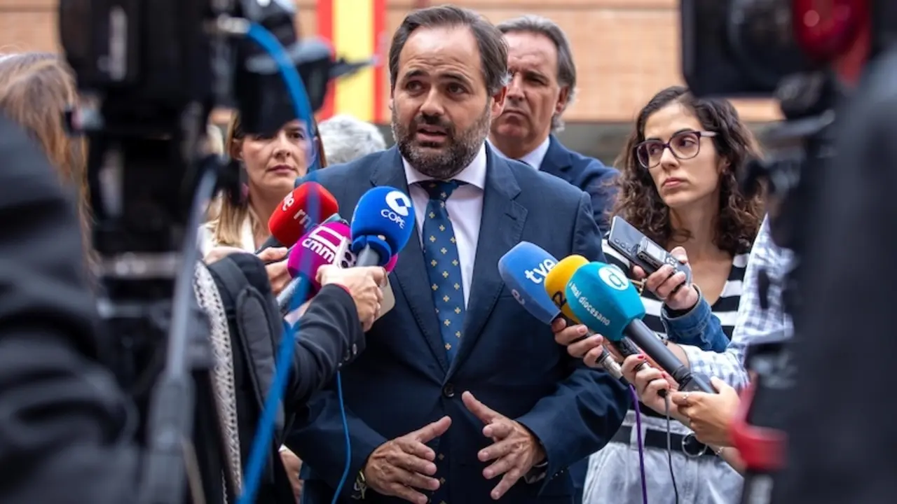 El presidente del PP de Castilla-La Mancha, Paco Núñez, atendiendo a los medios de comunicación este viernes en Toledo