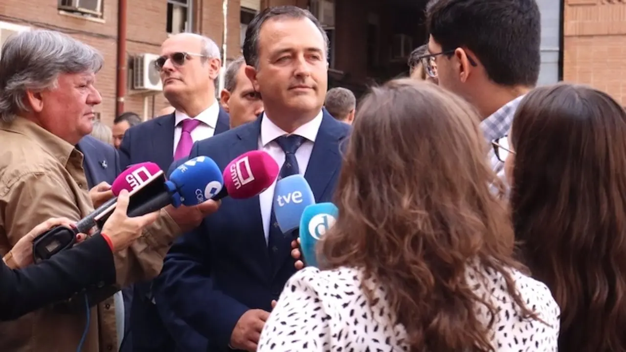 El presidente del Grupo Parlamentario Vox en las Cortes de Castilla-La Mancha, David Moreno, atendiendo a los medios este viernes en Toledo