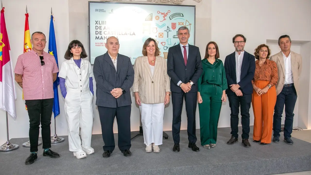 La consejera de Economía, Empresas y Empleo, Patricia Franco, ha presentado la XLIII edición de Farcama, la Feria de Artesanía de Castilla-La Mancha, en el Salón Rico de Toledo