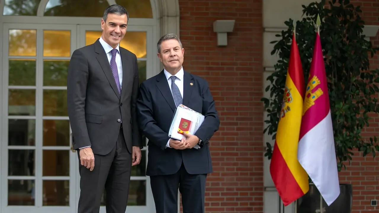 El presidente de Castilla-La Mancha, Emiliano García-Page, se ha reunido en el Palacio de La Moncloa con el presidente del Gobierno, Pedro Sánchez