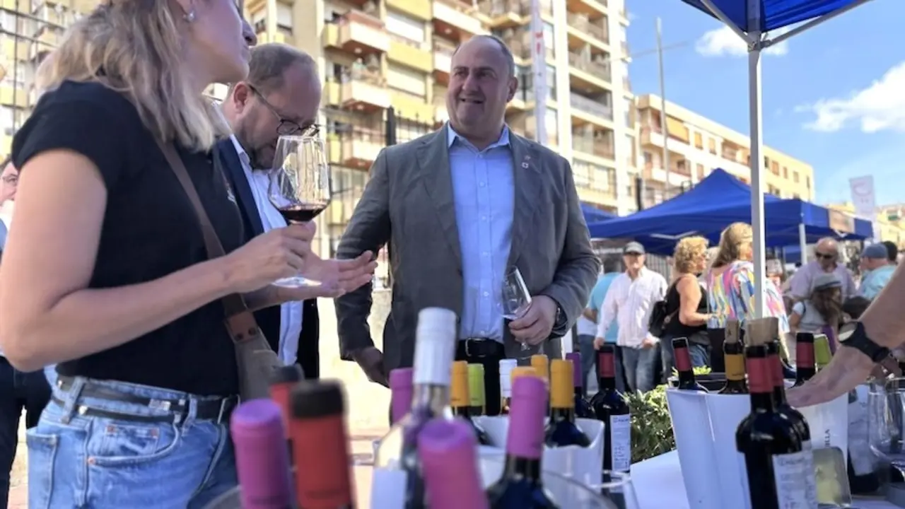 El consejero de Agricultura, Ganadería y Desarrollo Rural, Julián Martínez Lizán, en su visita a la 8ª Feria de vinos DOP Jumilla en Hellín (Albacete)