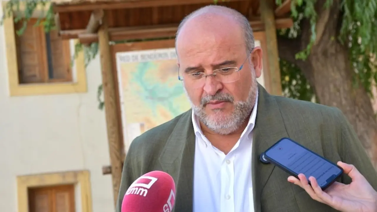 El vicepresidente primero del Gobierno de Castilla-La Mancha, José Luis Martínez Guijarro, atendiendo a los medios de comunicación este sábado en Cuenca