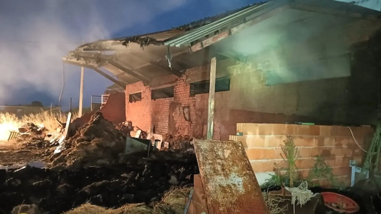 Extinguido un incendio en una nave que almacena paja y maquinaria en Sonseca