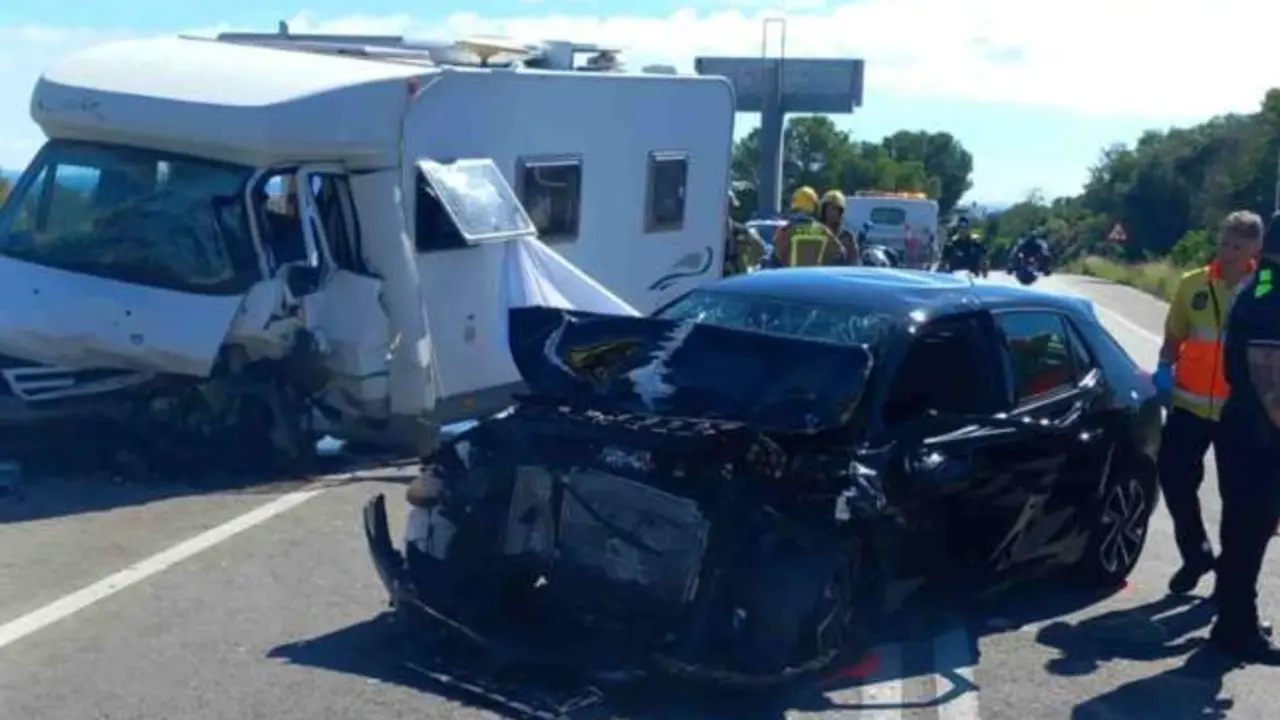 Un muerto y dos heridos en un choque frontal entre una autocaravana y un coche