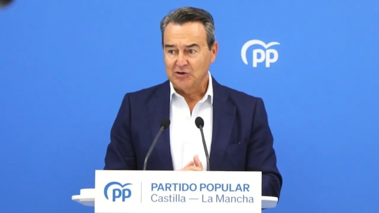 El diputado nacional del PP, Agustín Conde, durante la rueda de prensa que ha ofrecido este domingo en la sede de los 'populares' en Toledo